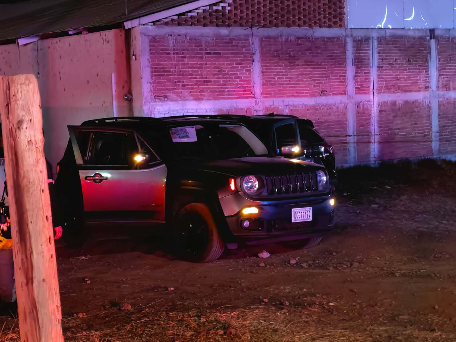 MORELIA Balean a dos sujetos en una camioneta Jeep al poniente de Morelia (2)