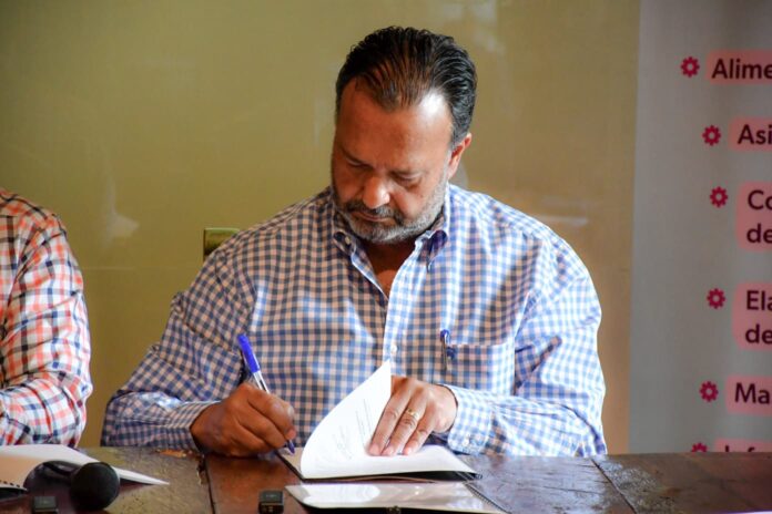 Pátzcuaro, firma Julio Arreola convenio para impulsar el autoempleo