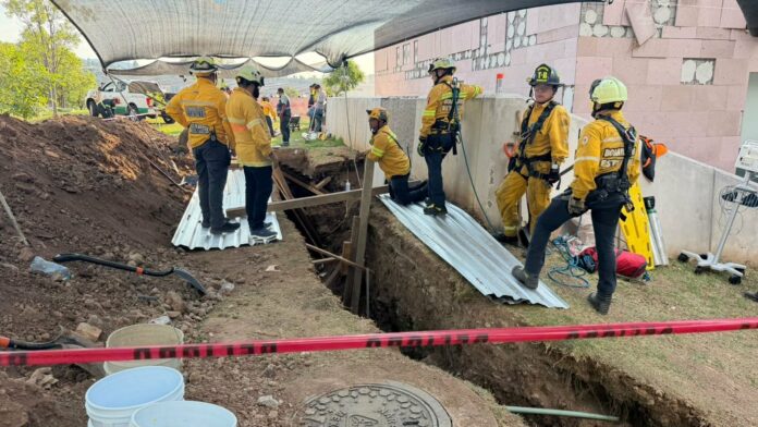 Colapso de tierra atrapa a obrero en una zanja del IMSS Charo