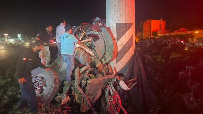Camión limonero choca contra puente en la Morelia-Pátzcuaro