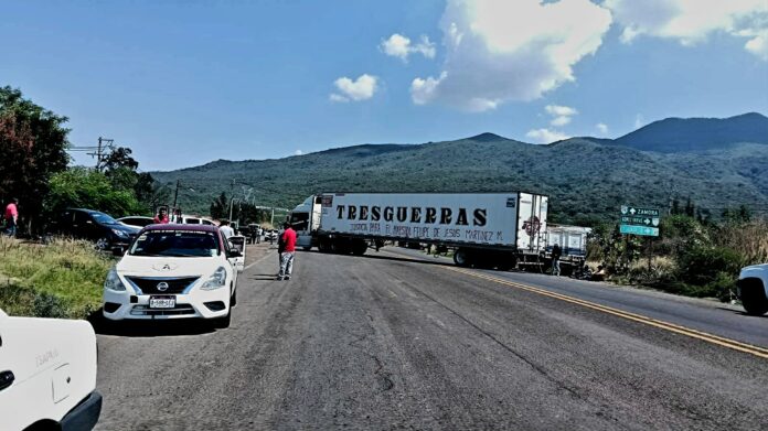Bloquean carretera por asesinato de maestro en Aquila