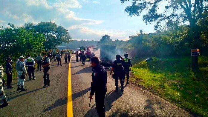Sujetos armados queman camioneta en la Morelia-Quiroga