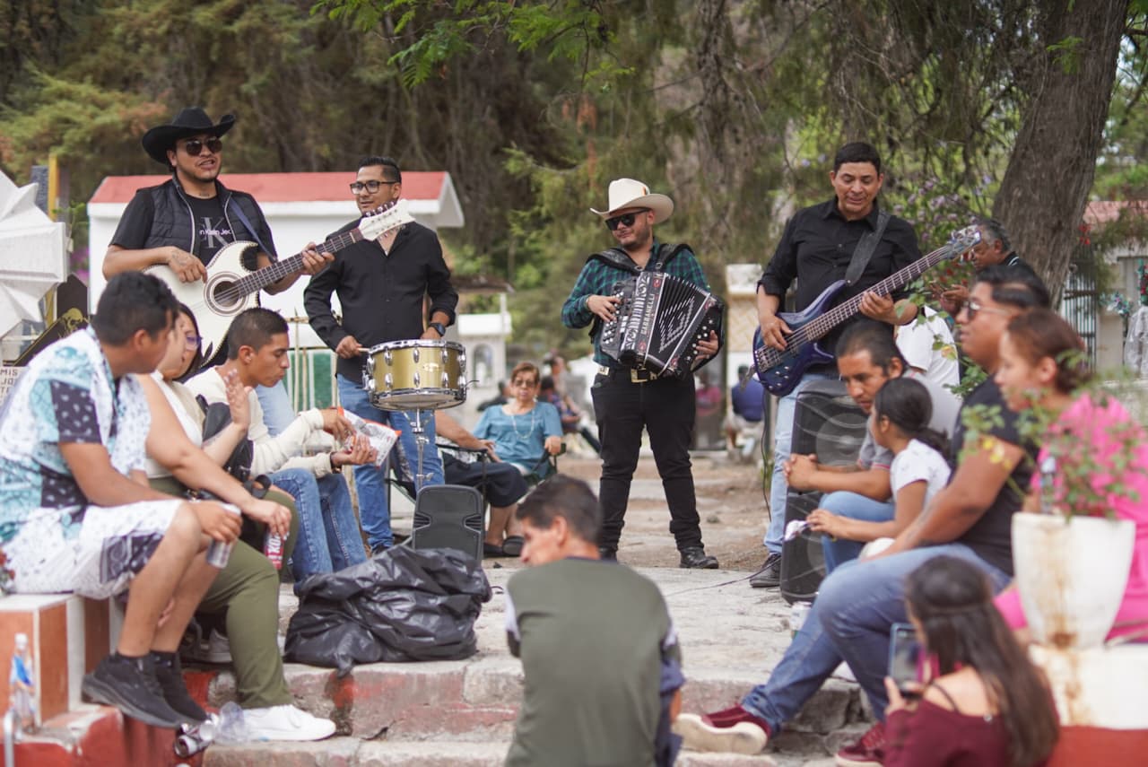 «Oscura soledad estoy viviendo, la misma soledad de tu sepulcro…”