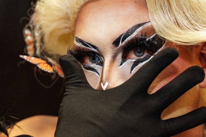 Entre pelucas, corsés y maquillaje celebra gran final de Regias del Drag