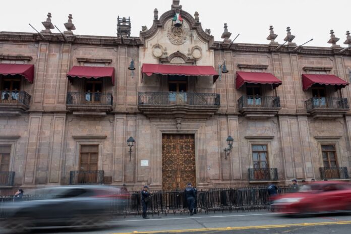 Blindan Palacio de Gobierno ante protesta indígena