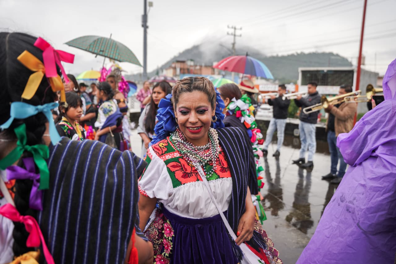 Lluvia no frenó marcha LGBT+ en Paracho