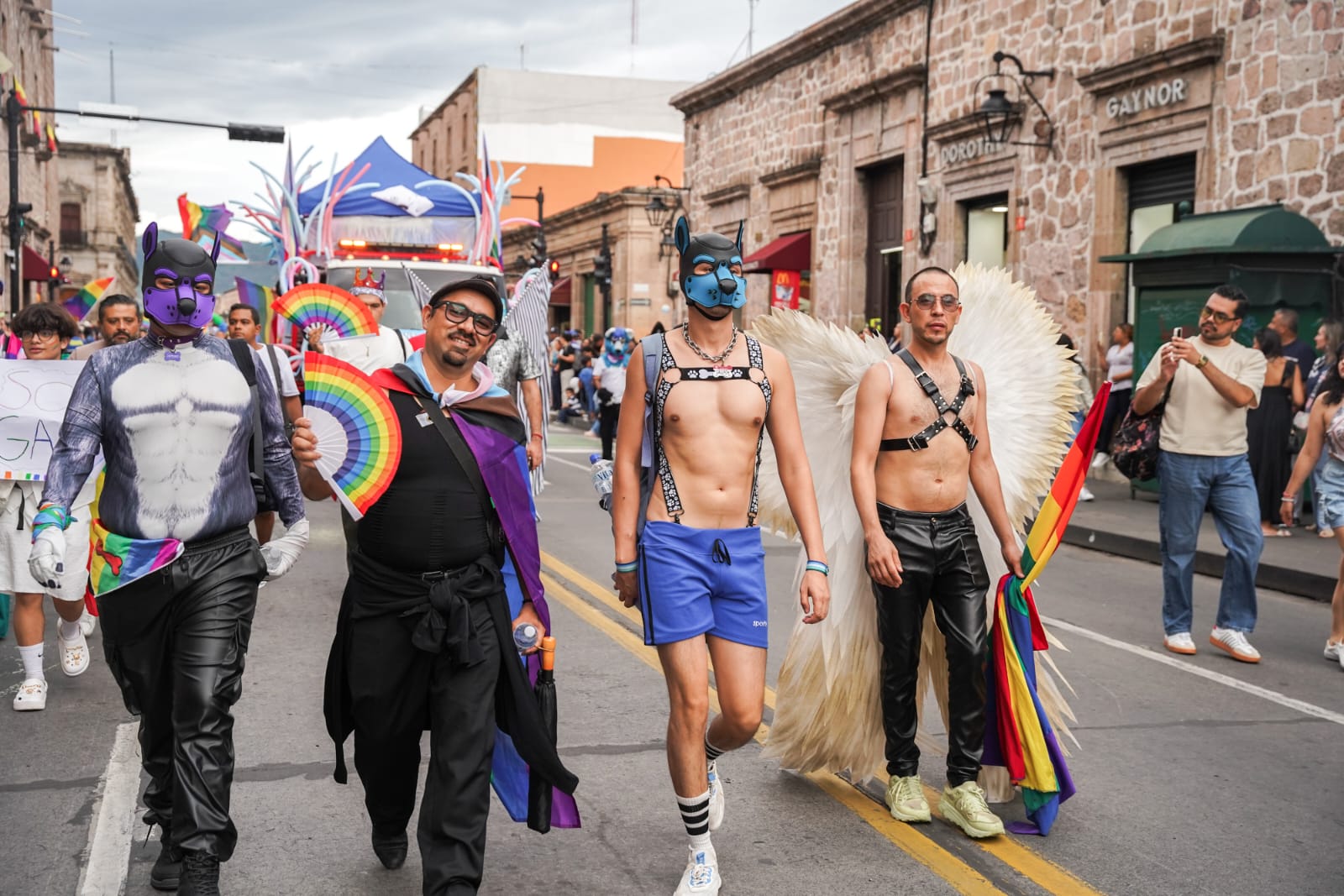 Entre banderas y fichas de búsqueda; así marchó el Pride Morelia 2026