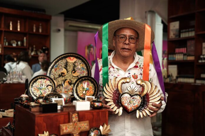 Pátzcuaro quiere llegar al mundial con arte hecho a mano en laca perfilada