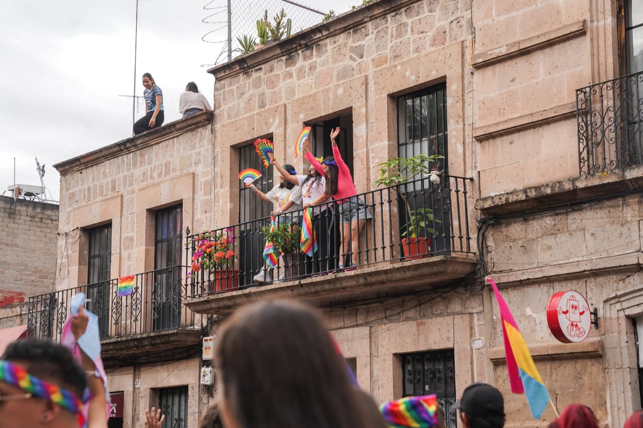Entre banderas y fichas de búsqueda; así marchó el Pride Morelia 2026