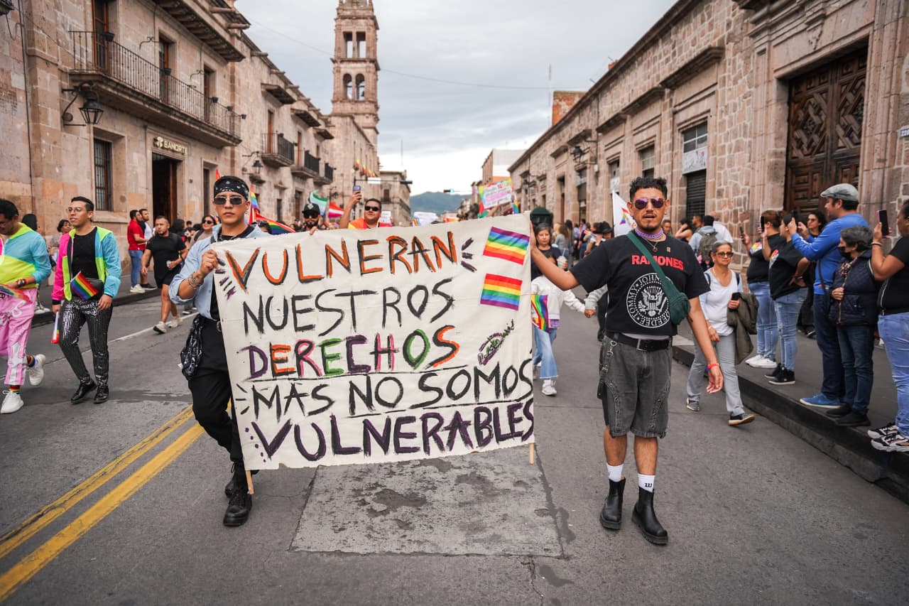Entre banderas y fichas de búsqueda; así marchó el Pride Morelia 2026