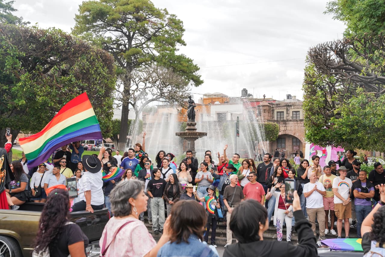 Entre banderas y fichas de búsqueda; así marchó el Pride Morelia 2026