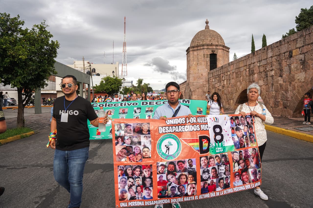 Entre banderas y fichas de búsqueda; así marchó el Pride Morelia 2026