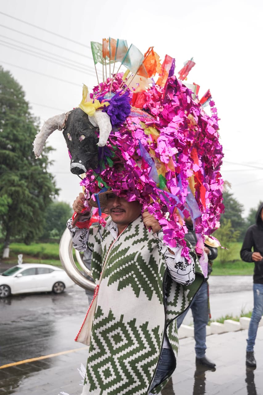 Lluvia no frenó marcha LGBT+ en Paracho