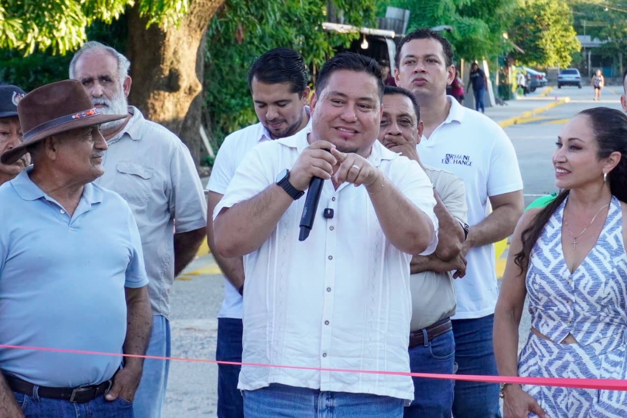 Manuel Esquivel Inaugura Calle Tiquicheo en la Tenencia Las Guacamayas