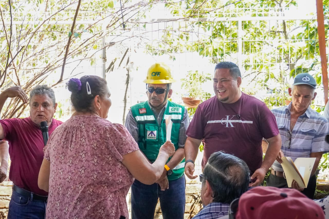 LZC: Manuel Esquivel y CFE entregan obra de electrificación