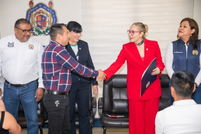 No tengan miedo a hacer las cosas diferentes: Yarabí Ávila a nicolaitas titulados