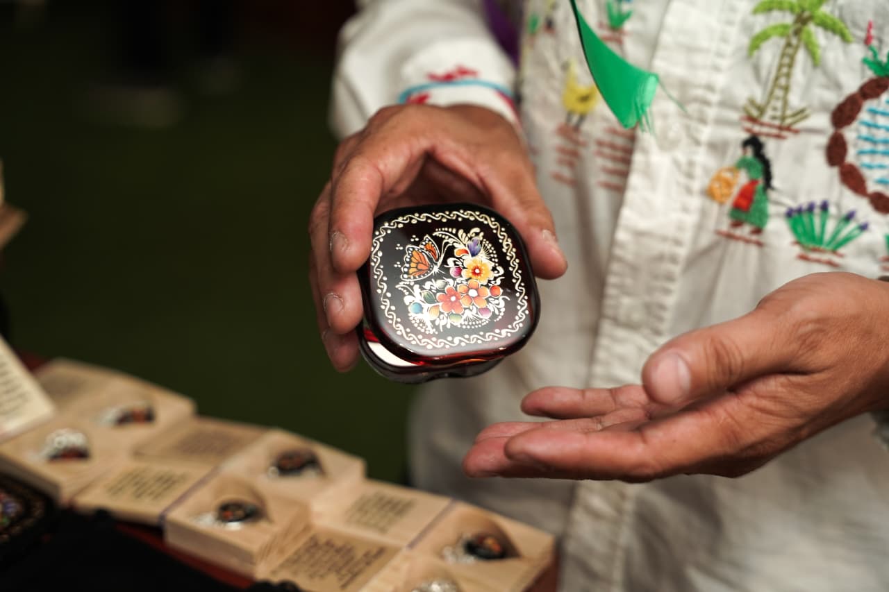 Pátzcuaro quiere llegar al mundial con arte hecho a mano en laca perfilada