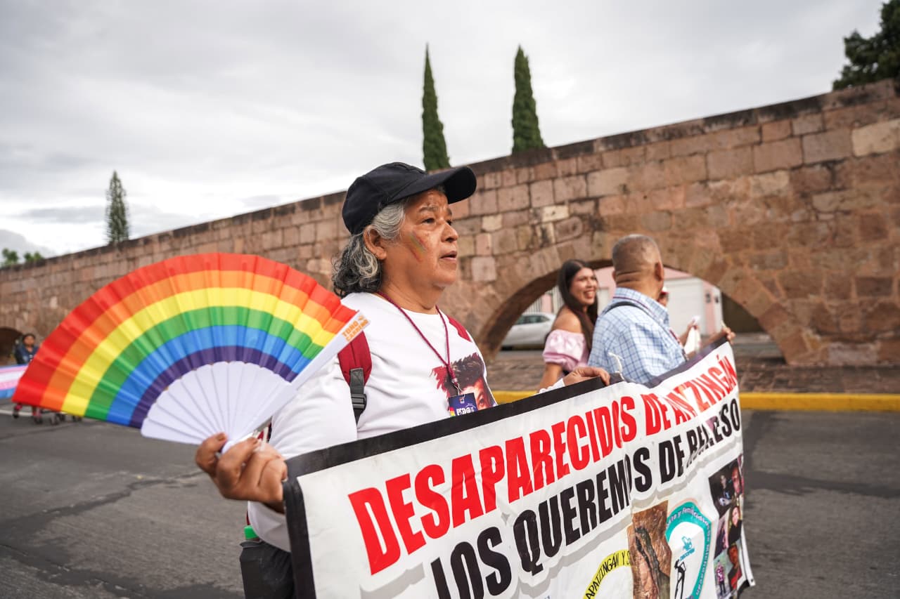 Entre banderas y fichas de búsqueda; así marchó el Pride Morelia 2026
