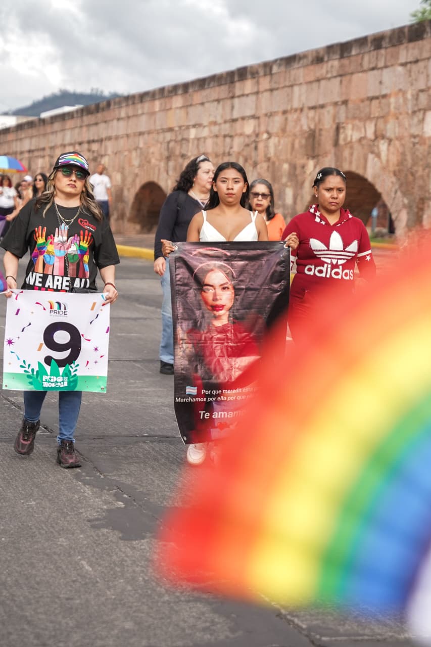 Entre banderas y fichas de búsqueda; así marchó el Pride Morelia 2026