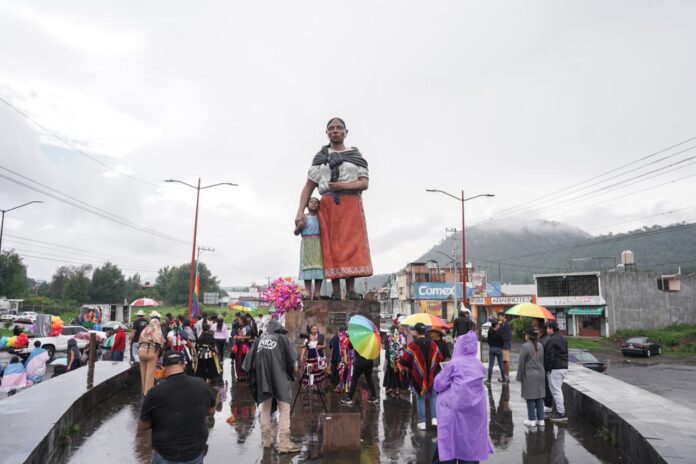 Lluvia no frenó marcha LGBT+ en Paracho