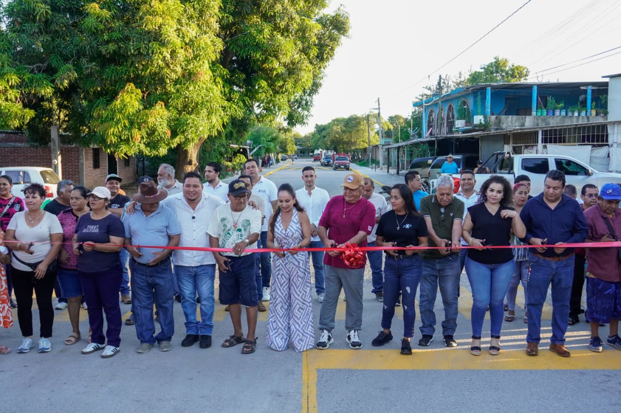Manuel Esquivel Inaugura Calle Tiquicheo en la Tenencia Las Guacamayas