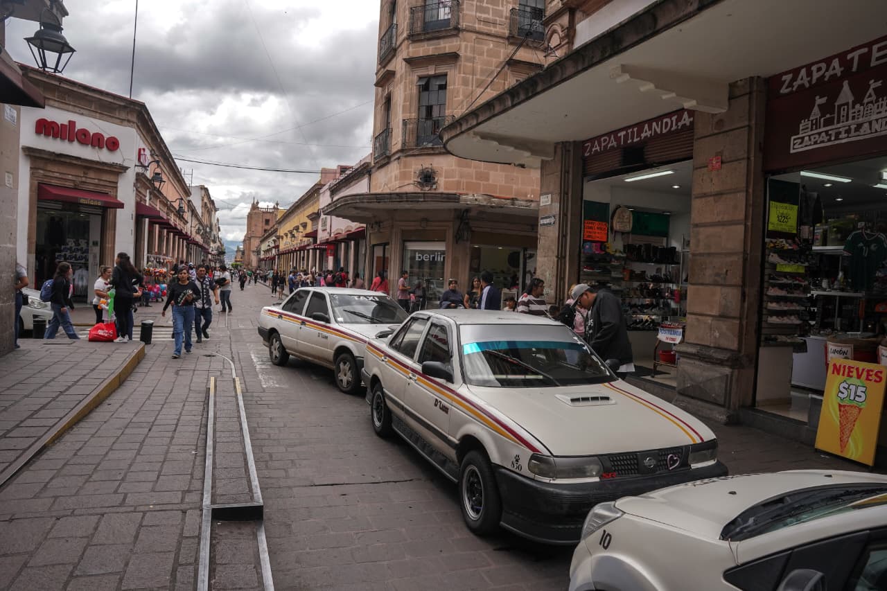 Sin acuerdos, taxistas regresan al Centro y alistan cierre de Madero