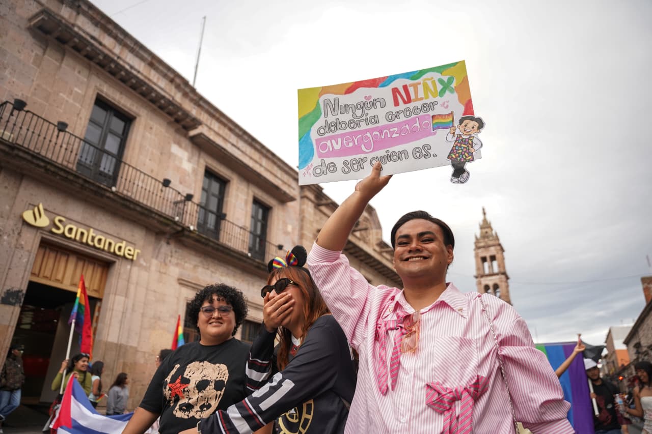 Entre banderas y fichas de búsqueda; así marchó el Pride Morelia 2026