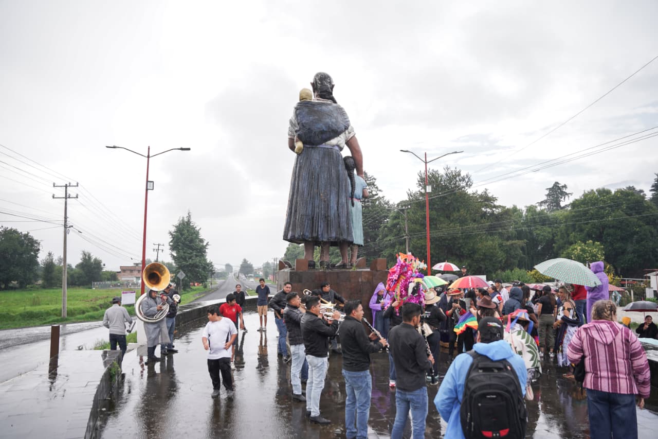 Lluvia no frenó marcha LGBT+ en Paracho