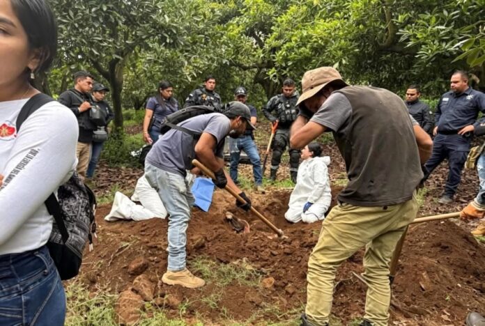 Madres buscadoras localizan restos en fosas clandestinas de Uruapan