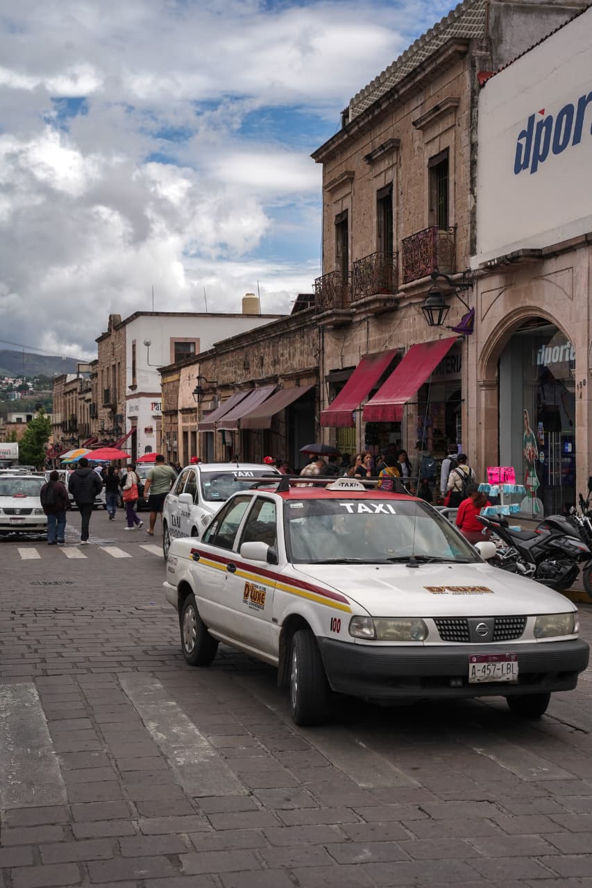 Sin acuerdos, taxistas regresan al Centro y alistan cierre de Madero