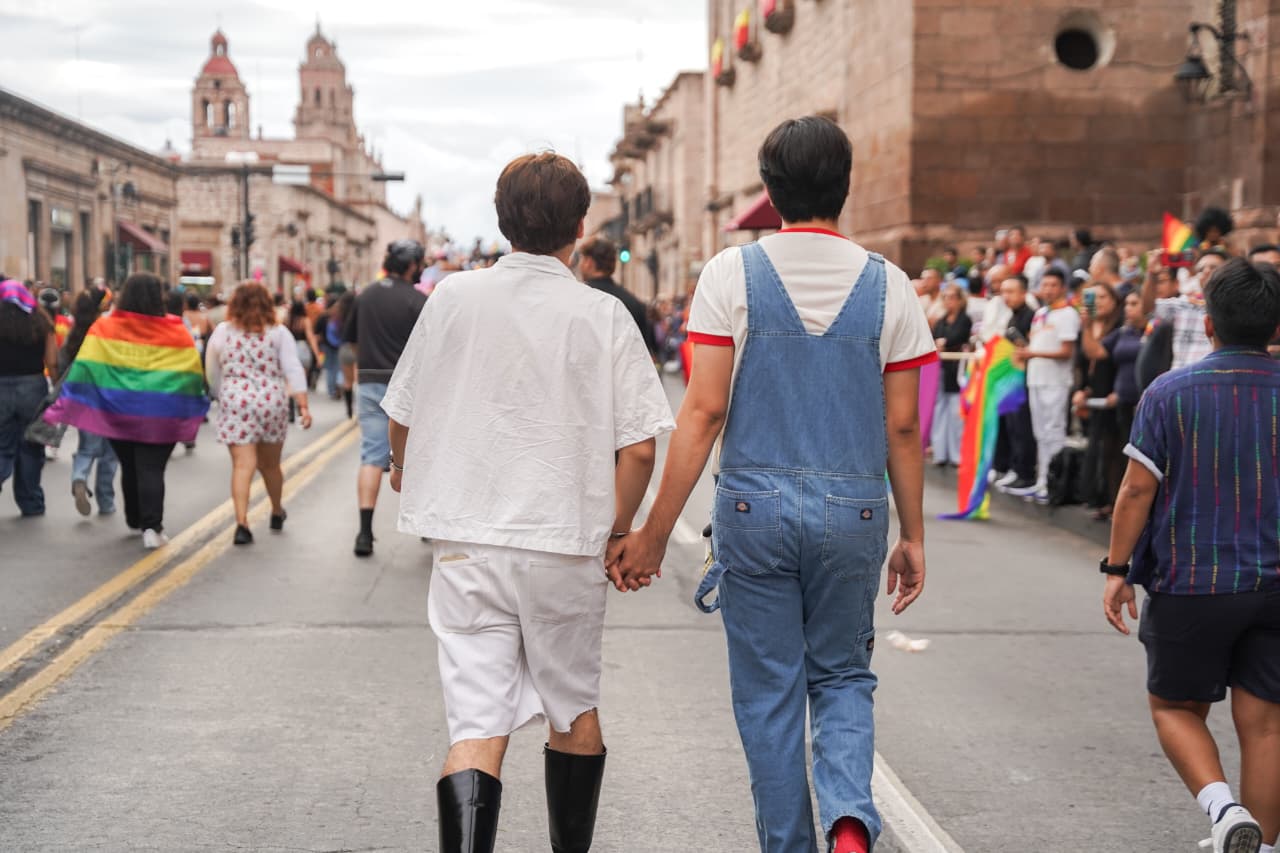 Entre banderas y fichas de búsqueda; así marchó el Pride Morelia 2026