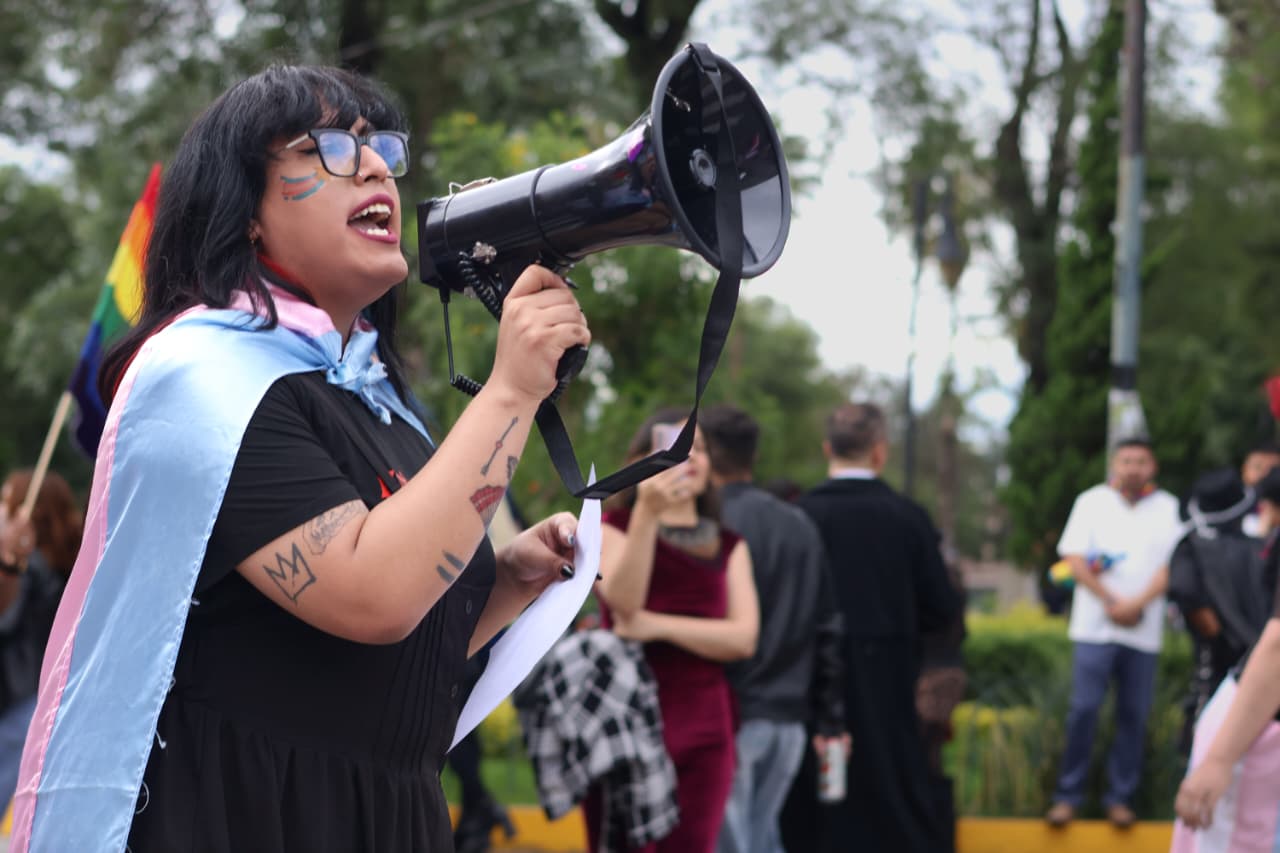 La fiesta, la protesta y las ausentes