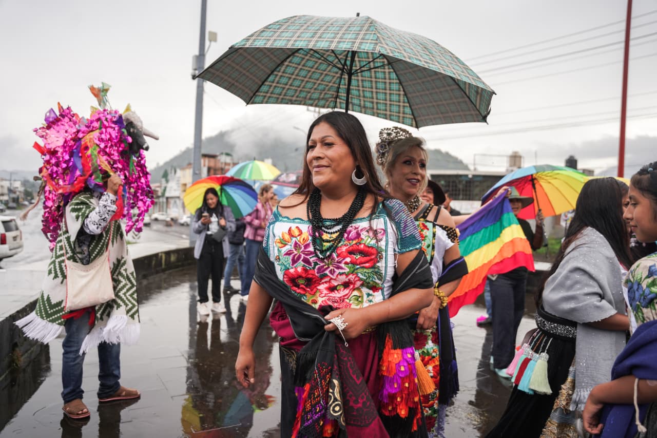 Lluvia no frenó marcha LGBT+ en Paracho