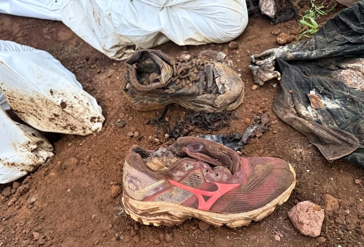 Madres buscadoras localizan restos en fosas clandestinas de Uruapan