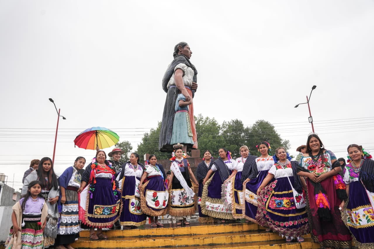 Lluvia no frenó marcha LGBT+ en Paracho