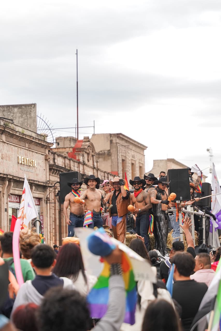 Entre banderas y fichas de búsqueda; así marchó el Pride Morelia 2026