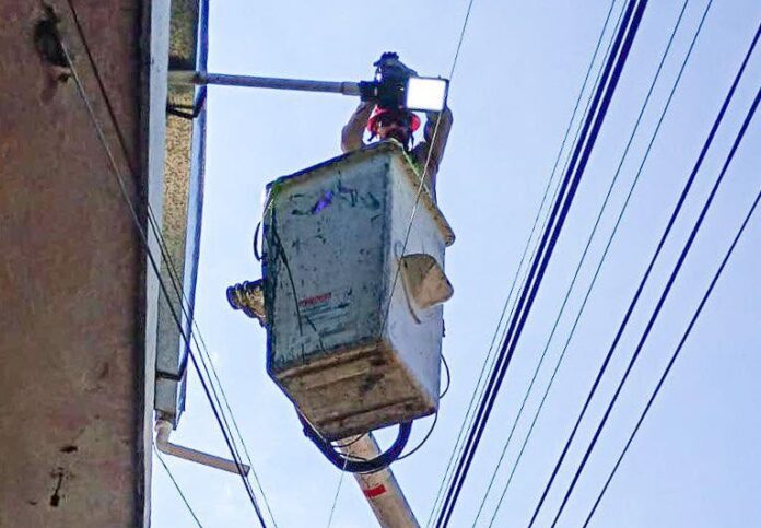 Mejoran el alumbrado público en colonias de Uruapan