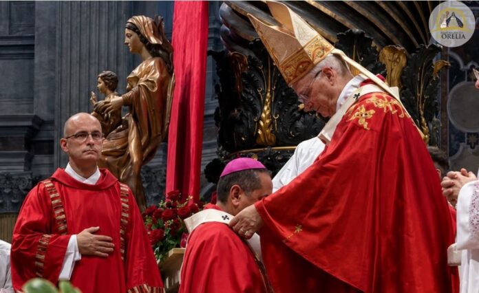 Monseñor Álvarez Cano recibe el Palio Arzobispal