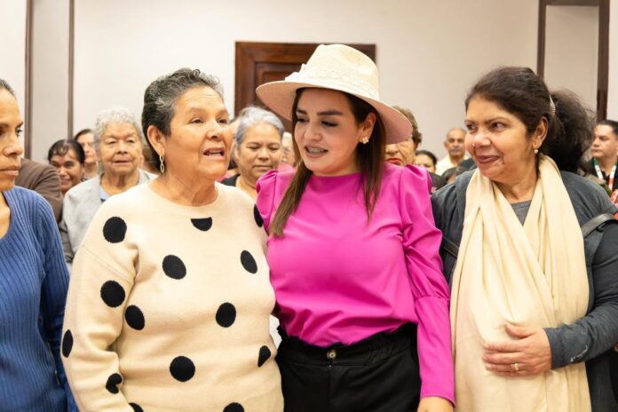 Adultos mayores de Uruapan van por visa de reencuentro familiar