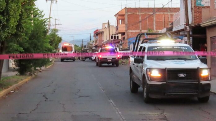 Albañil fallece tras hecho de violencia a bordo de su moto, Jacona