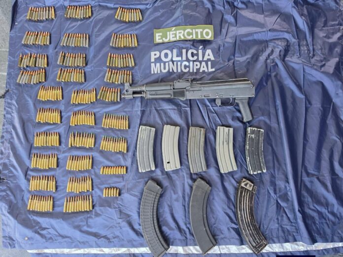 Autoridades aseguran auto con armamento en la costa