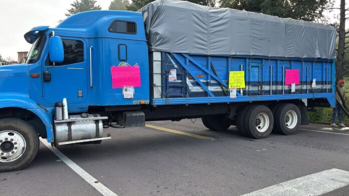 En Los Reyes, bloquean carretera; exigen localizar a desaparecido