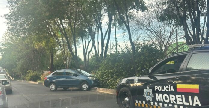 Auto choca contra objeto fijo en la Av. Madero, Morelia