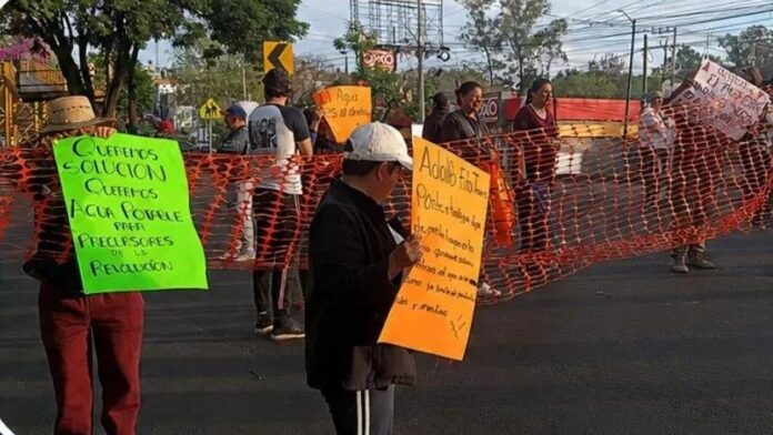 Ciudadanos bloquean Libramiento Norte por falta de agua, Morelia