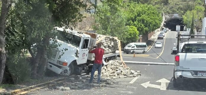 Camión de "Bloquemich"se estrella contra camellón al sur de Morelia