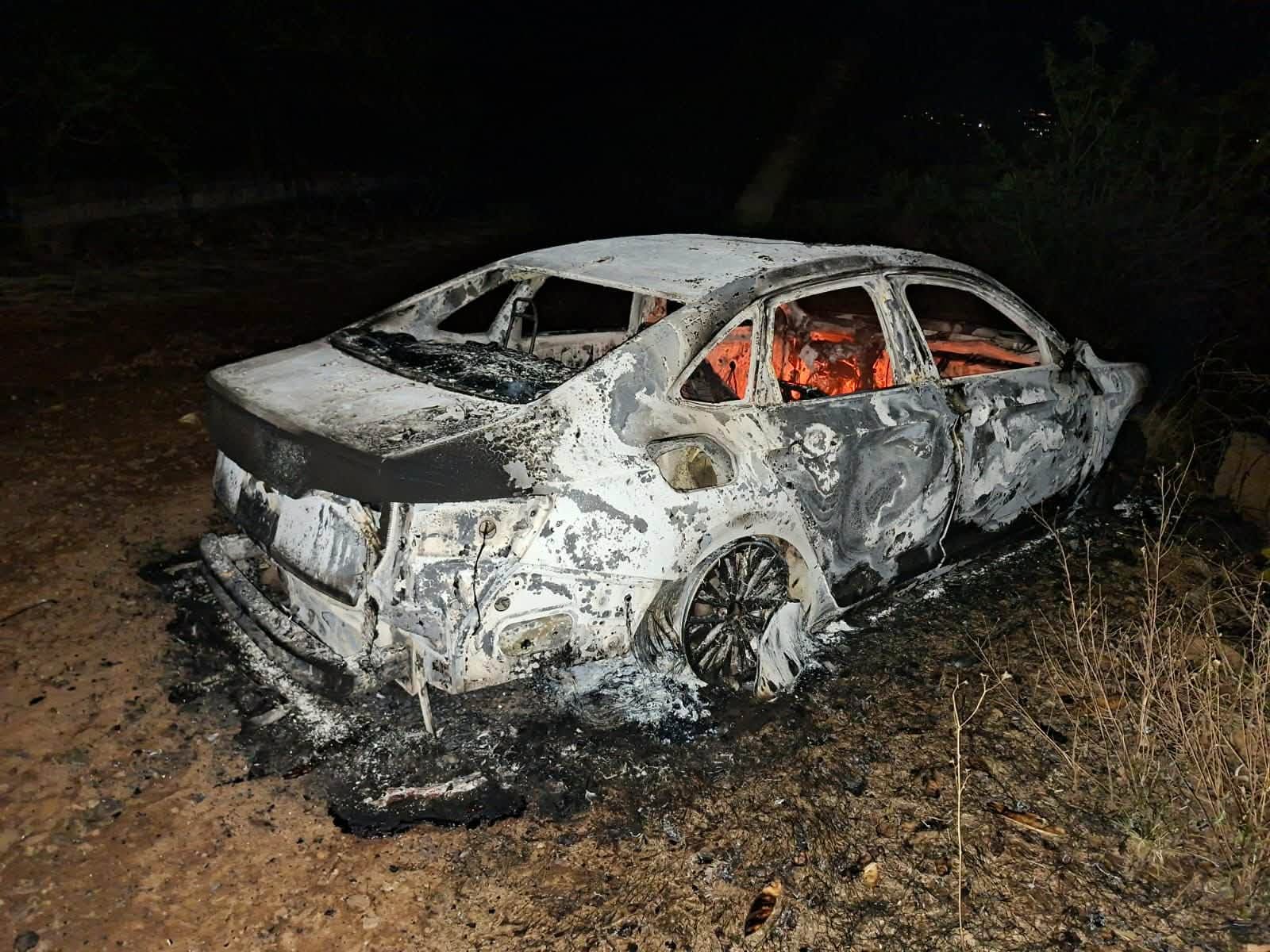Hallan a un asesinado junto a vehículo incinerado en Morelia
