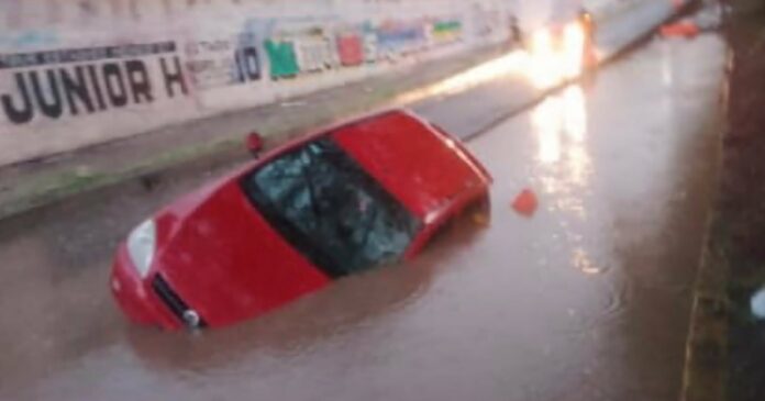 Intensa lluvia provoca diversos daños en Morelia