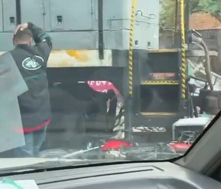 Motociclista ve con impotencia cómo tren arrastra su moto, Morelia Motociclista ve con impotencia cómo tren arrastra su moto, Morelia