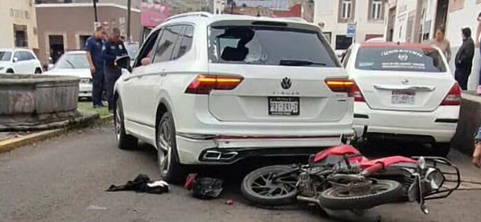 Registran choque de moto contra camioneta en centro de Morelia
