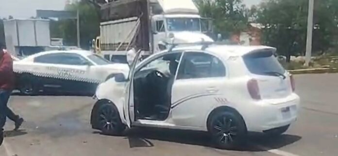 Registran choque entre auto y camioneta en Morelia